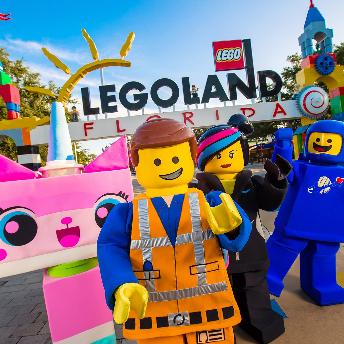 Personajes LEGO en la entrada de LEGOLAND Florida