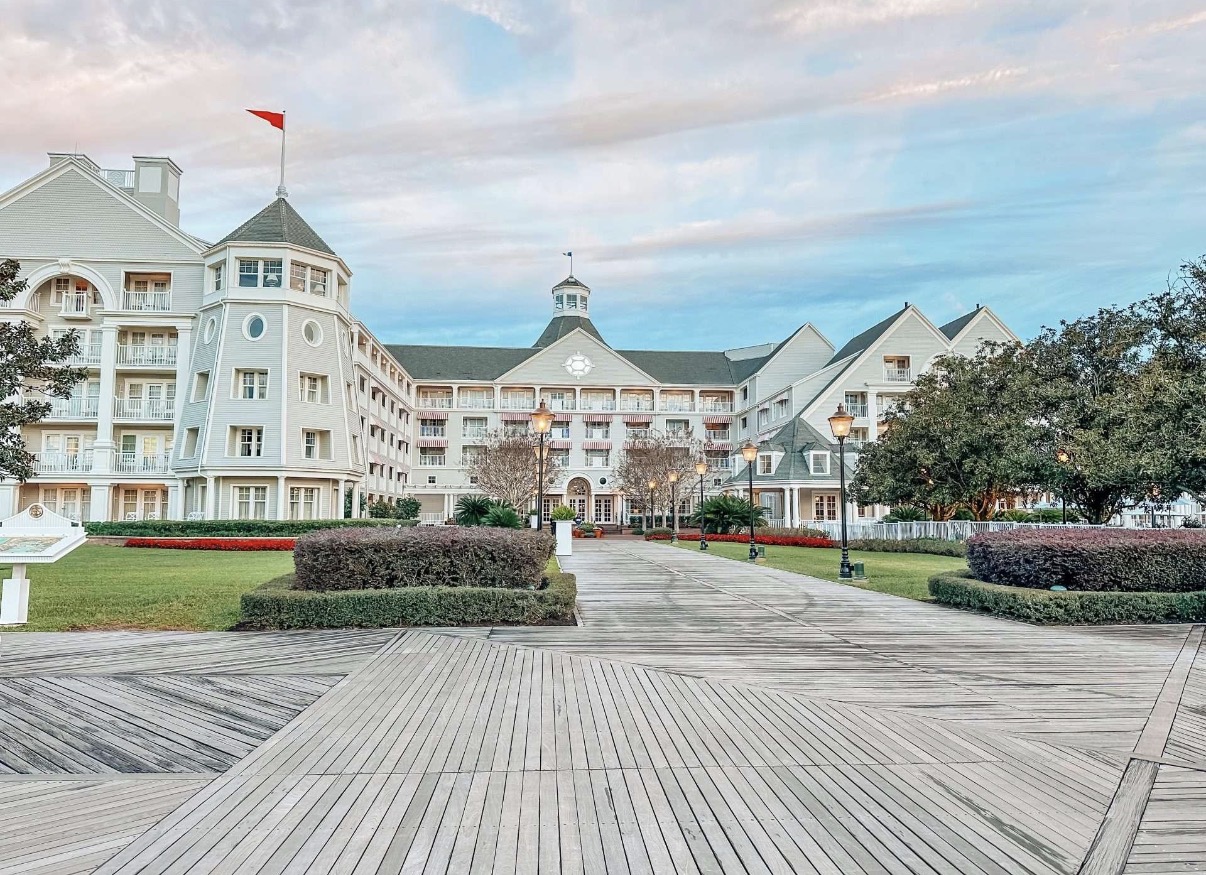 Arquitectura náutica New England de Disney's Yacht Club Resort vista desde el paseo de madera