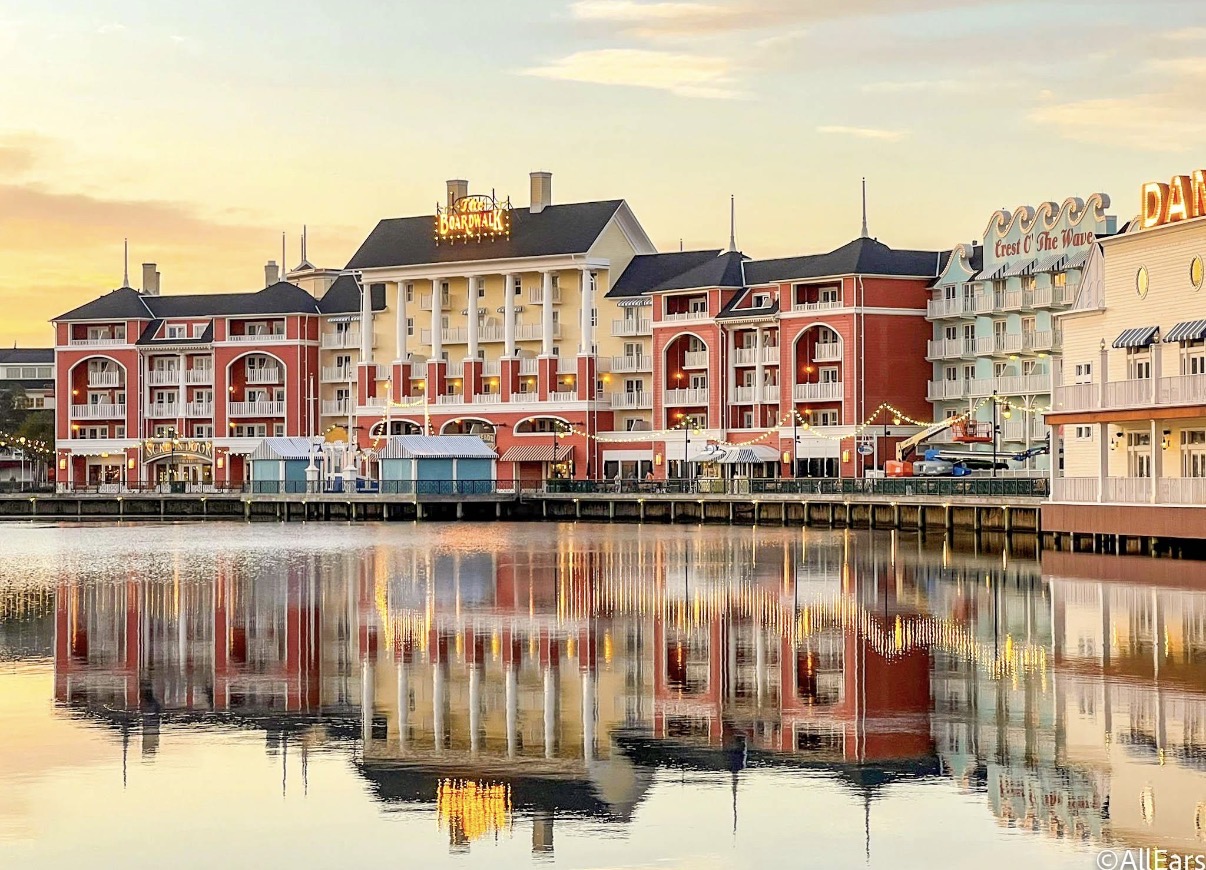 Disney's BoardWalk Inn al atardecer con sus edificios reflejados sobre Crescent Lake