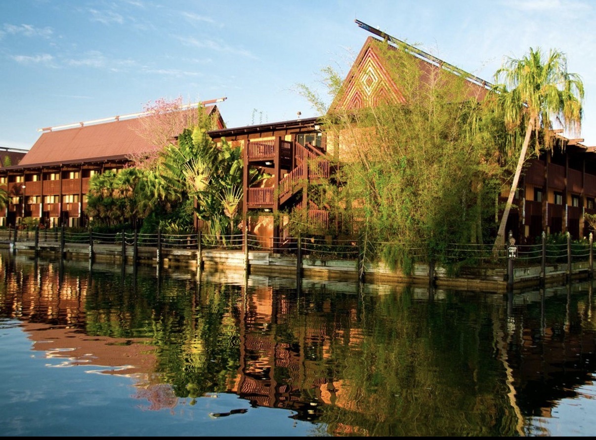 Exterior de Disney's Polynesian Village Resort con arquitectura polinesia, vegetación tropical y la laguna Seven Seas